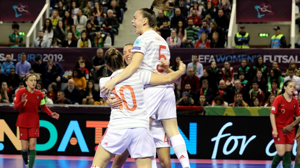 Mayte Mateo celebra un gol de España
