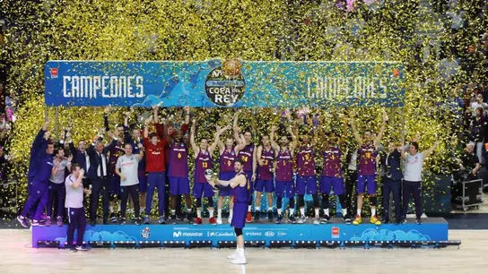 Los jugadores del Barcelona Lassa posan con el trofeo, tras vencer al Real Madrid en la final de la Copa del Rey de baloncesto Los jugadores del Barcelona Lassa posan con el trofeo, tras vencer al Real Madrid en la final de la Copa del Rey de baloncesto