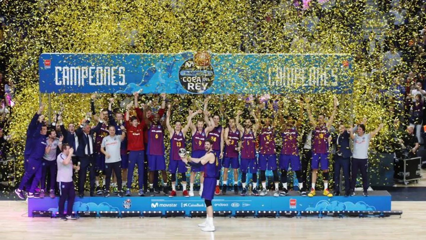 Los jugadores del Barcelona Lassa posan con el trofeo, tras vencer al Real Madrid en la final de la Copa del Rey de baloncesto Los jugadores del Barcelona Lassa posan con el trofeo, tras vencer al Real Madrid en la final de la Copa del Rey de baloncesto