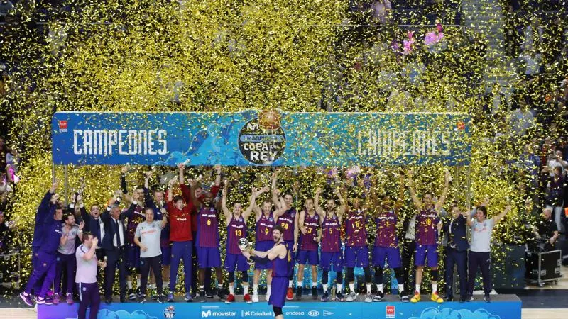 Los jugadores del Barcelona Lassa posan con el trofeo, tras vencer al Real Madrid en la final de la Copa del Rey de baloncesto