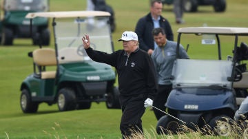 Donald Trump, jugando al golf