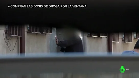El sinvivir de unos vecinos del barrio de San Blas: toxicómanos que trafican, consumen y defencan en los portales El sinvivir de unos vecinos del barrio de San Blas: toxicómanos que trafican, consumen y defencan en los portales