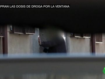 El sinvivir de unos vecinos del barrio de San Blas: toxicómanos que trafican, consumen y defencan en los portales El sinvivir de unos vecinos del barrio de San Blas: toxicómanos que trafican, consumen y defencan en los portales