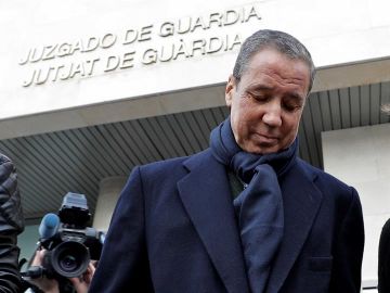 El expresidente de la Generalitat, Eduardo Zaplana , ha comparecido en la oficina de presentaciones del juzgado de guardia de Valéncia. El expresidente de la Generalitat, Eduardo Zaplana , ha comparecido en la oficina de presentaciones del juzgado de guardia de Valéncia.