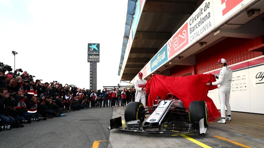 Antonio Giovinazzi y Kimi Raikkonen desvelan su nuevo monoplaza Antonio Giovinazzi y Kimi Raikkonen desvelan su nuevo monoplaza