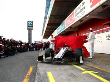Antonio Giovinazzi y Kimi Raikkonen desvelan su nuevo monoplaza Antonio Giovinazzi y Kimi Raikkonen desvelan su nuevo monoplaza