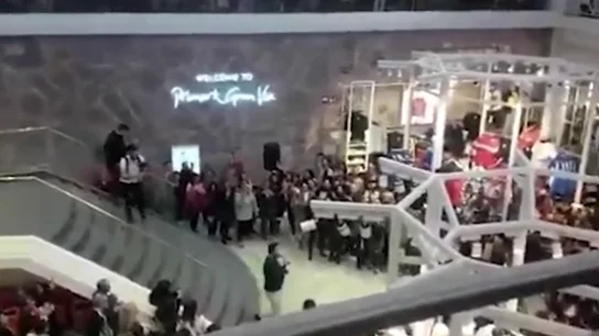 Pide matrimonio a su pareja en el Primark de Gran Vía ante cientos de personas Pide matrimonio a su pareja en el Primark de Gran Vía ante cientos de personas