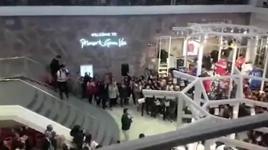 Pide matrimonio a su pareja en el Primark de Gran Vía ante cientos de personas