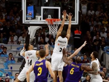 Una de las jugadas de la discordia de la final de la Copa del Rey: Randolph 'tapona' a Tomic Una de las jugadas de la discordia de la final de la Copa del Rey: Randolph 'tapona' a Tomic