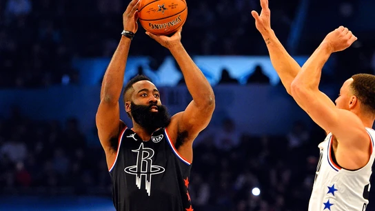 Harden lanza un triple ante la defensa de Curry Harden lanza un triple ante la defensa de Curry