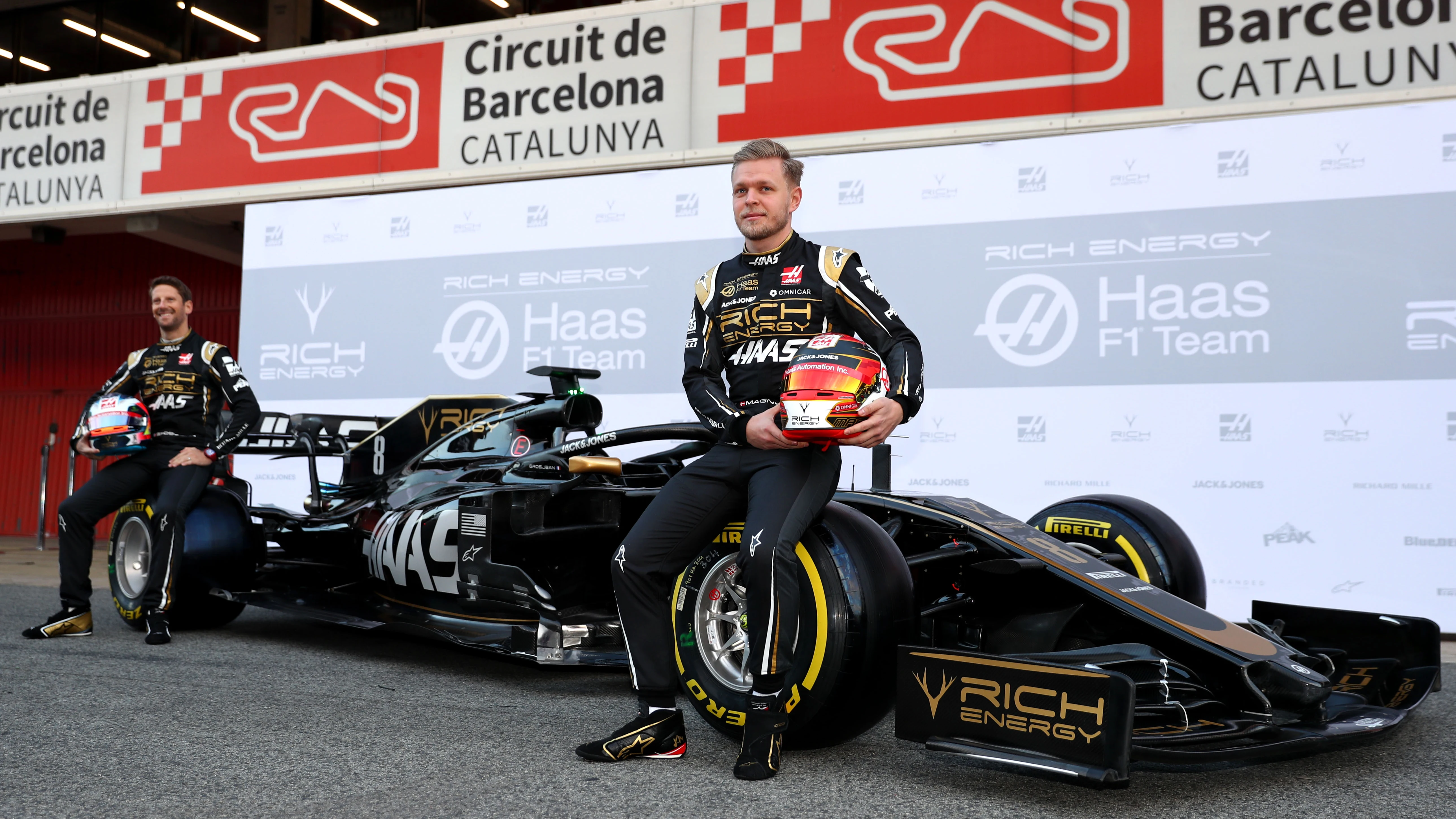 Kevin Magnussen y Romain Grosjean, junto a su nuevo Haas