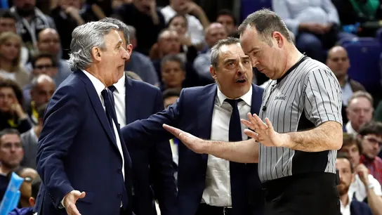 Svetislav Pesic conversa con uno de los colegiados durante la final de la Copa del Rey de baloncesto Baloncesto