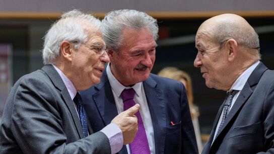 El ministro espa&ntilde;ol de Exteriores, Josep Borrell (i), conversa con sus hom&oacute;logos de Francia, Jean-Yves Le Drian (d), y Luxemburgo, Jean Asselborn (c)