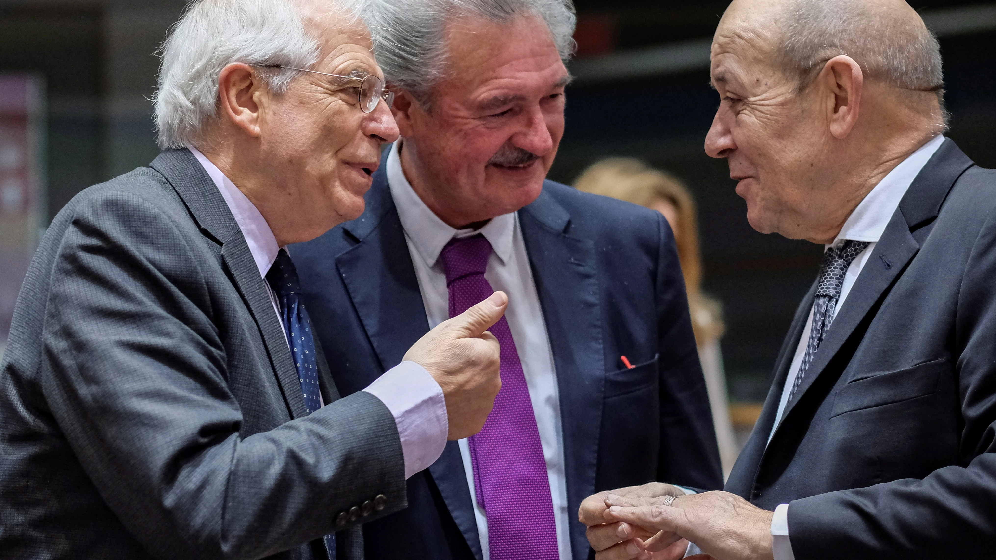 El ministro español de Exteriores, Josep Borrell (i), conversa con sus homólogos de Francia, Jean-Yves Le Drian (d), y Luxemburgo, Jean Asselborn (c)