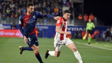 Enric Gallego y Ander Capa luchan por un balón