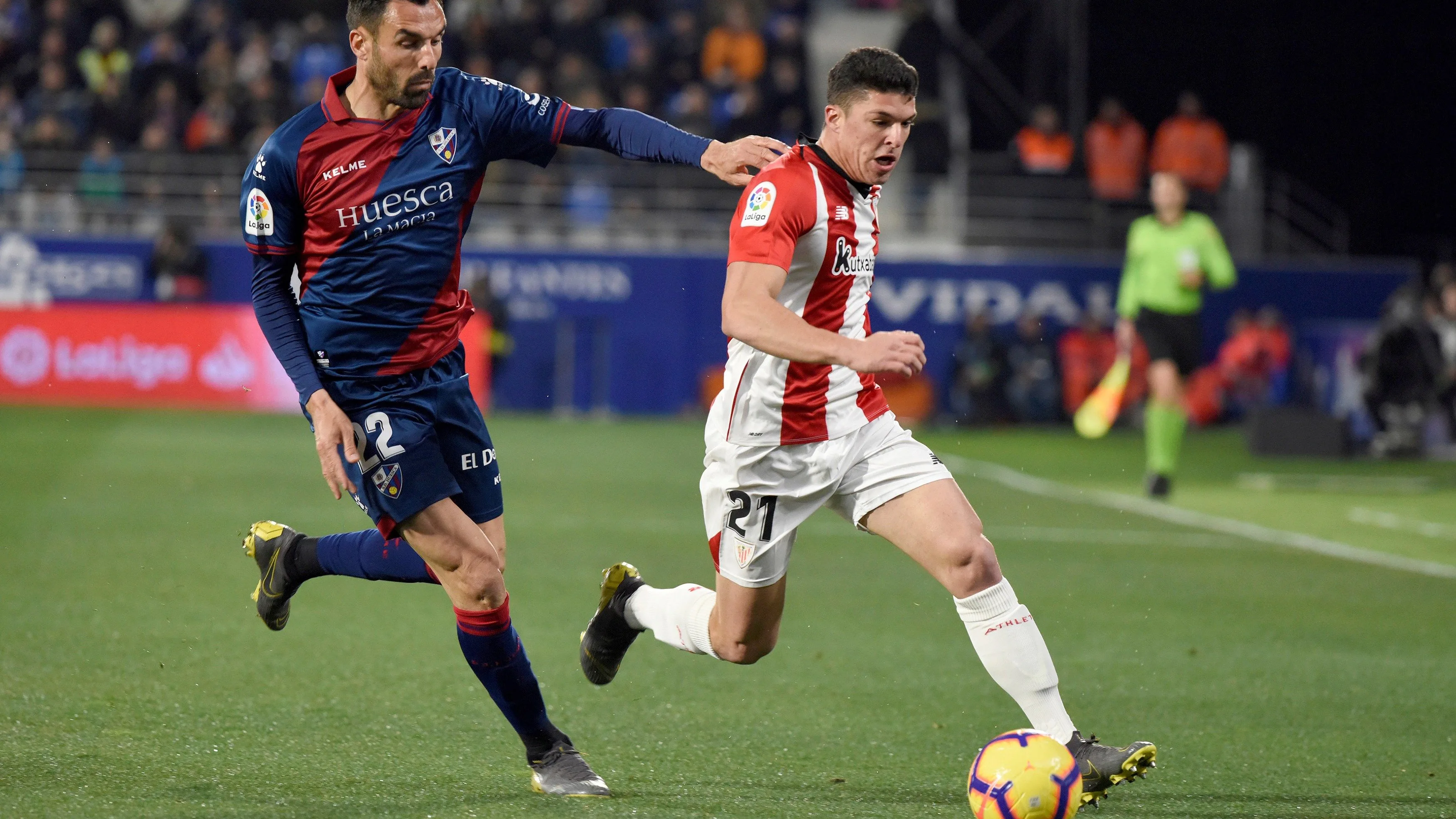 Enric Gallego y Ander Capa luchan por un balón