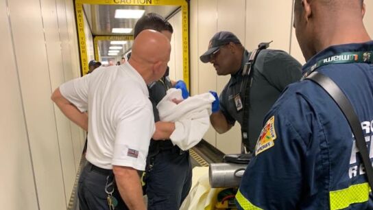 Una mujer da a luz en pleno vuelo