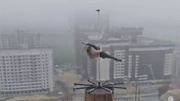 El impactante vídeo de una rusa bailando 'pol dance' en lo alto de un edificio 