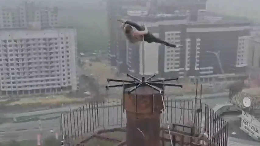 El impactante vídeo de una rusa bailando 'pol dance' en lo alto de un edificio 