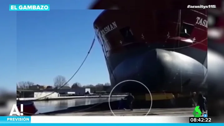 El impactante momento en el que un hombre salva la vida por milímetros tras pasarle un barco por encima