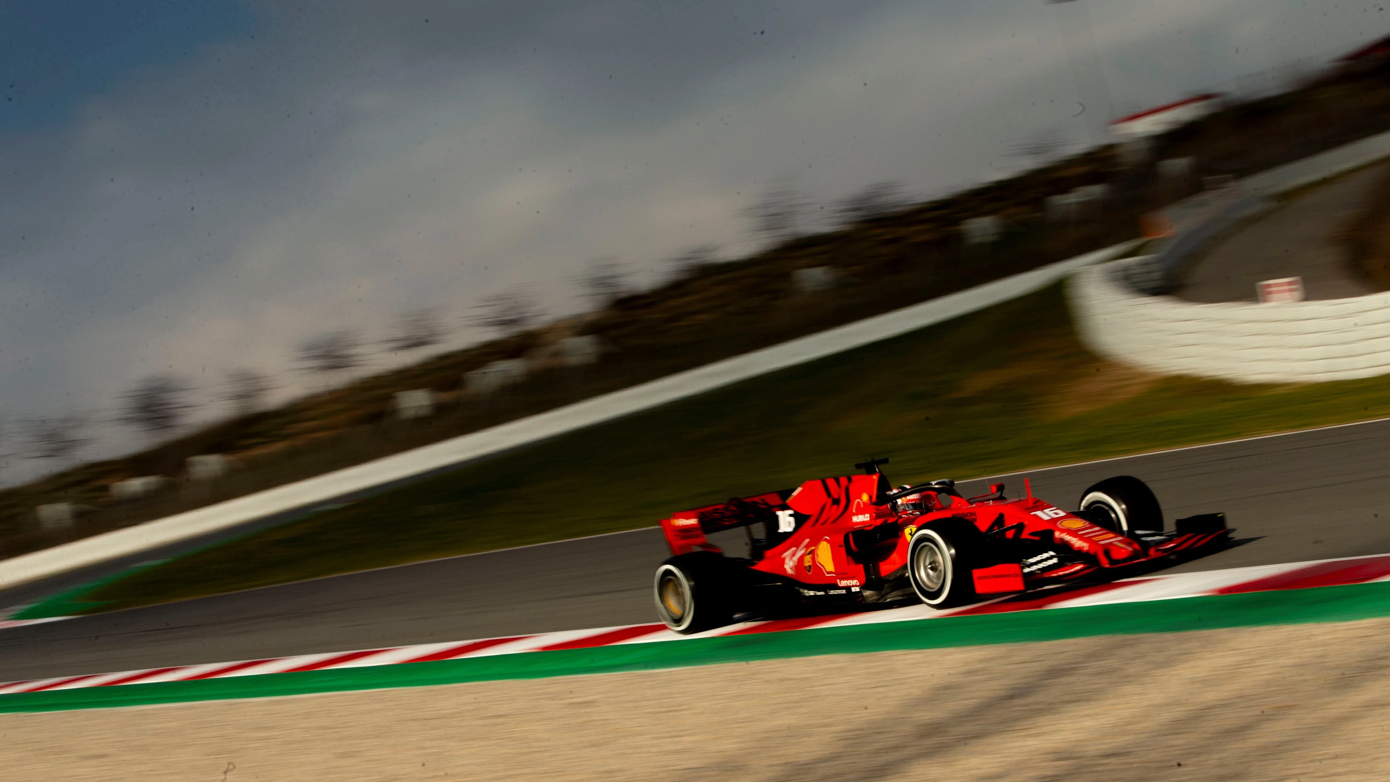 Charles Leclerc pilota el Ferrari en Montmeló