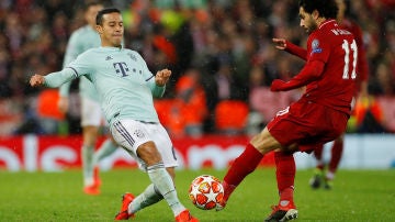 Tiago pelea un balón con Salah