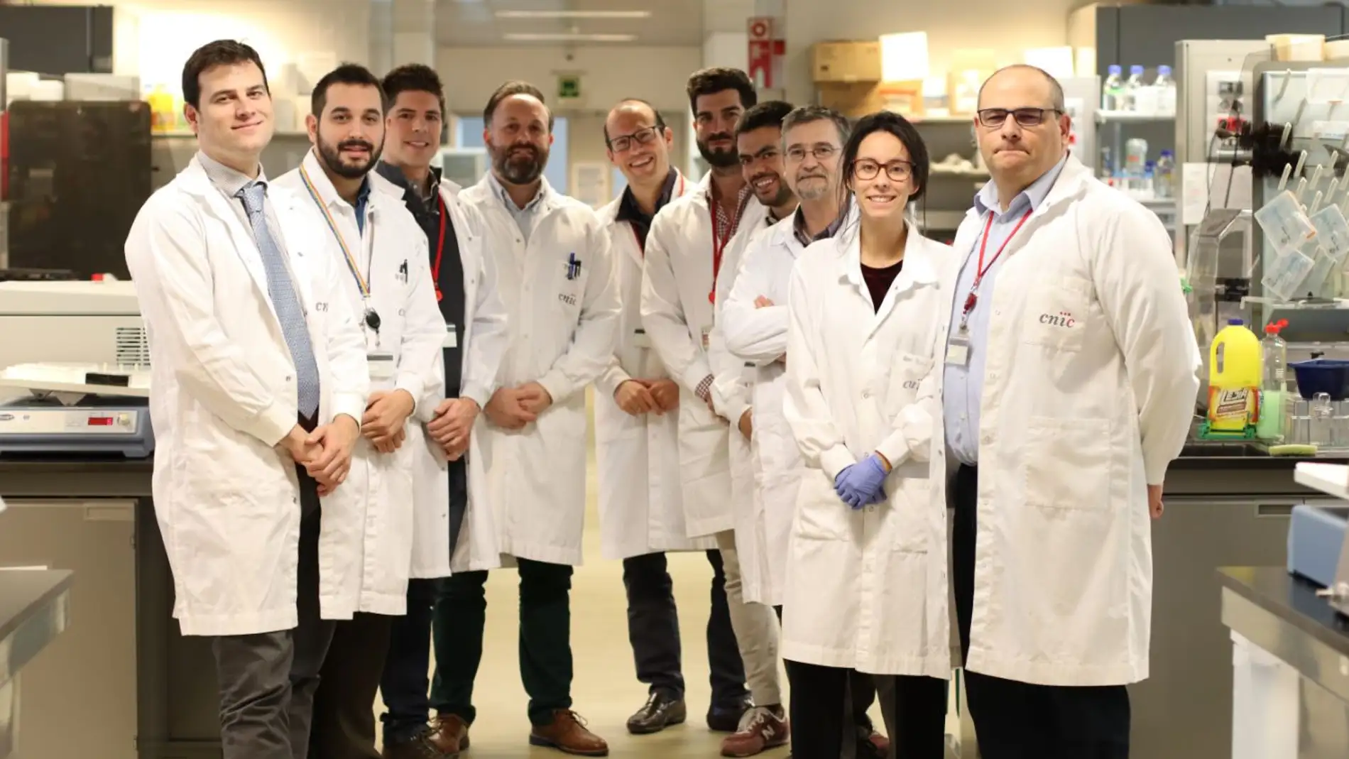los autores de la investigación en el laboratorio