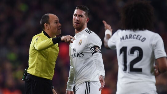 Mateu Lahoz muestra la cartulina amarilla a Ramos en el Camp Nou