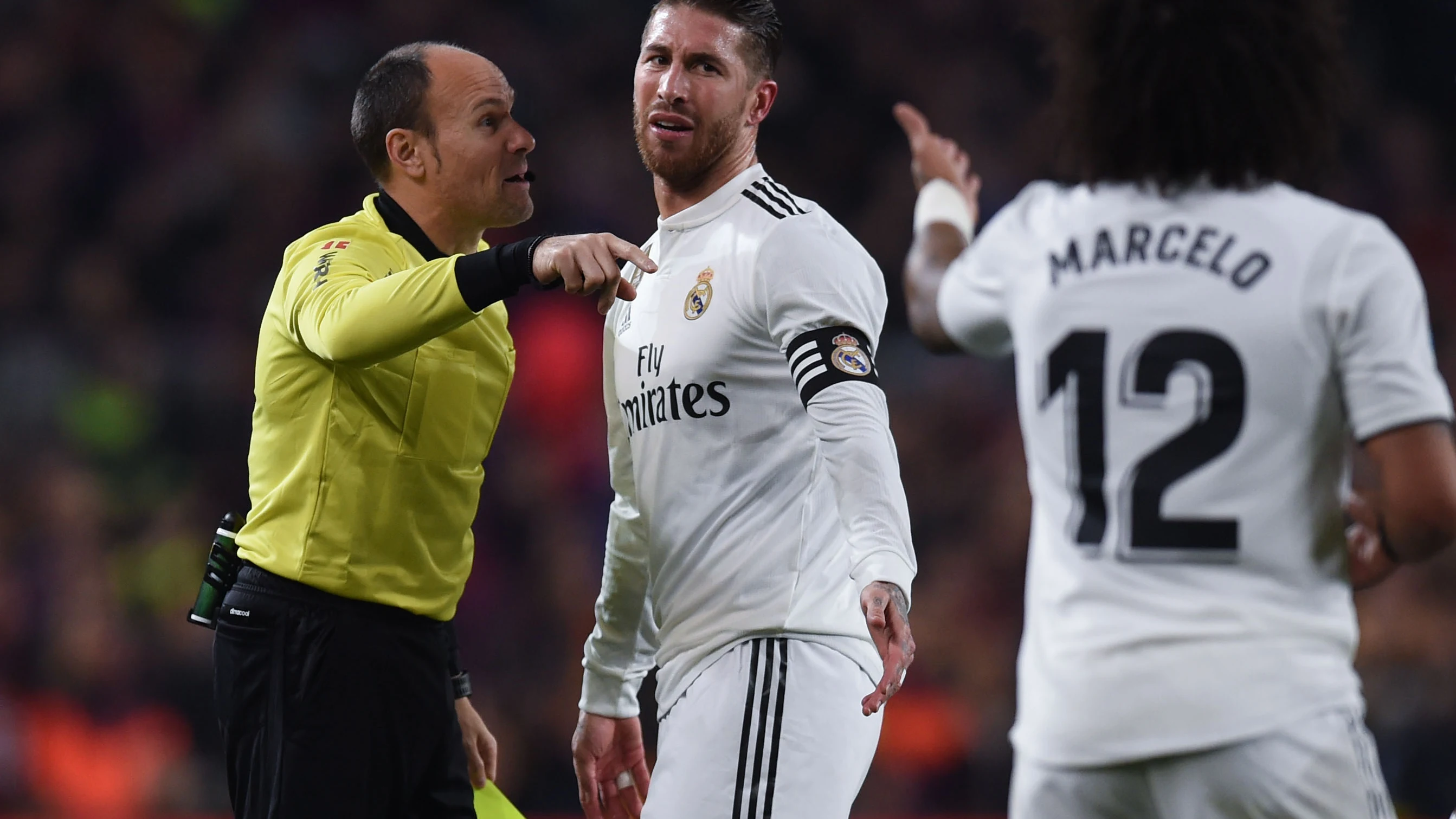 Mateu Lahoz muestra la cartulina amarilla a Ramos en el Camp Nou