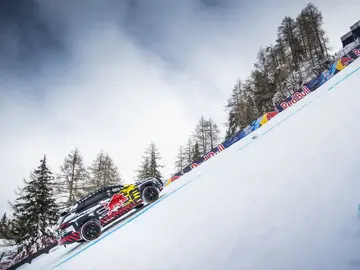 Audi e-tron extreme conquistando la legendaria "Streif" Audi e-tron extreme conquistando la legendaria "Streif"