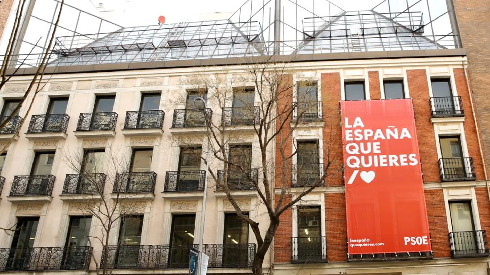Pancarta en la sede del PSOE