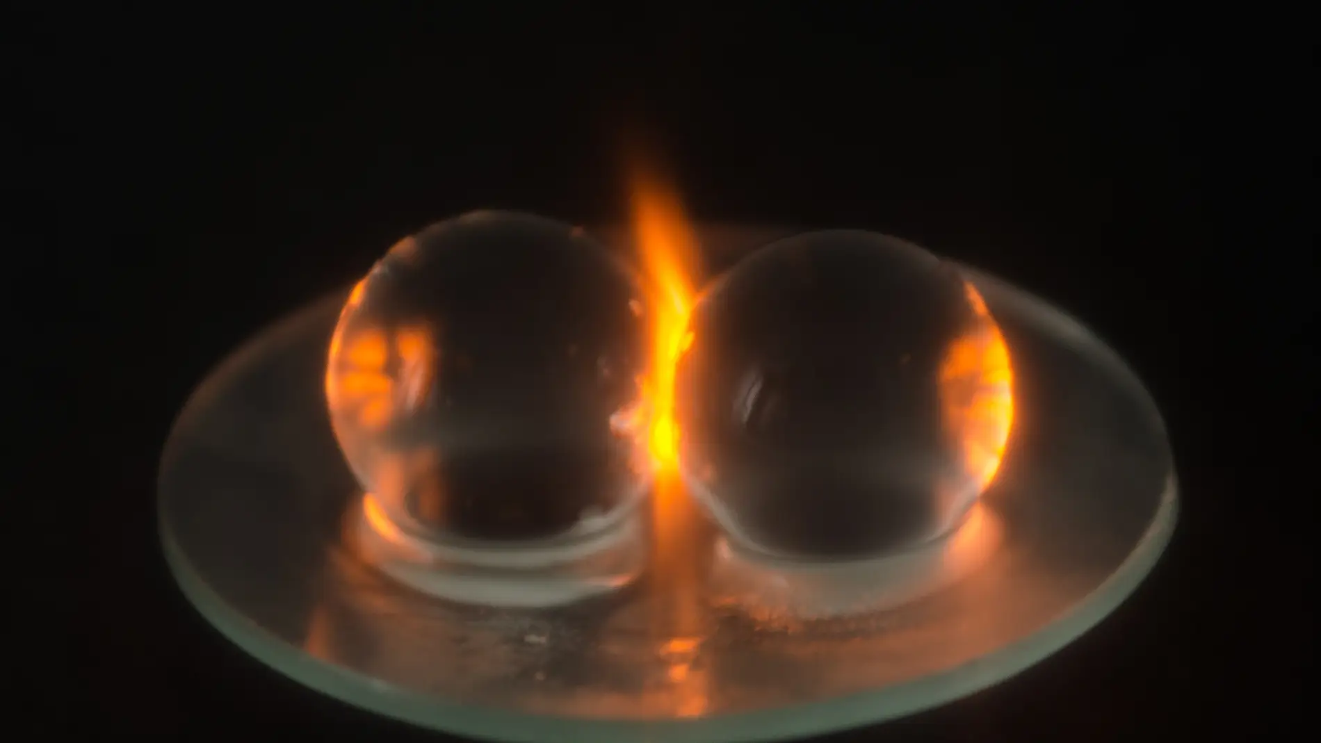 La explicacion de por que las uvas generan plasma en el microondas
