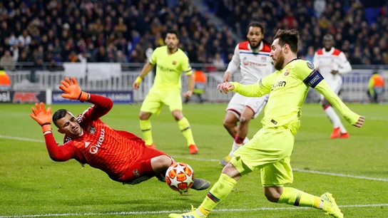 Leo Messi trata de superar a Anthony Lopes Leo Messi trata de superar a Anthony Lopes