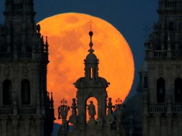 Superluna sobre Santiago de Compostela Superluna sobre Santiago de Compostela