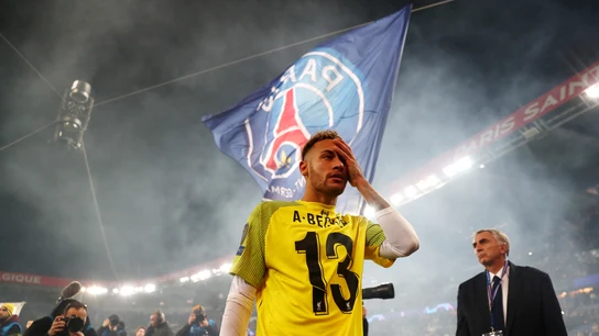 Neymar, con la camiseta del portero del Liverpool Alisson Becker Neymar, con la camiseta del portero del Liverpool Alisson Becker
