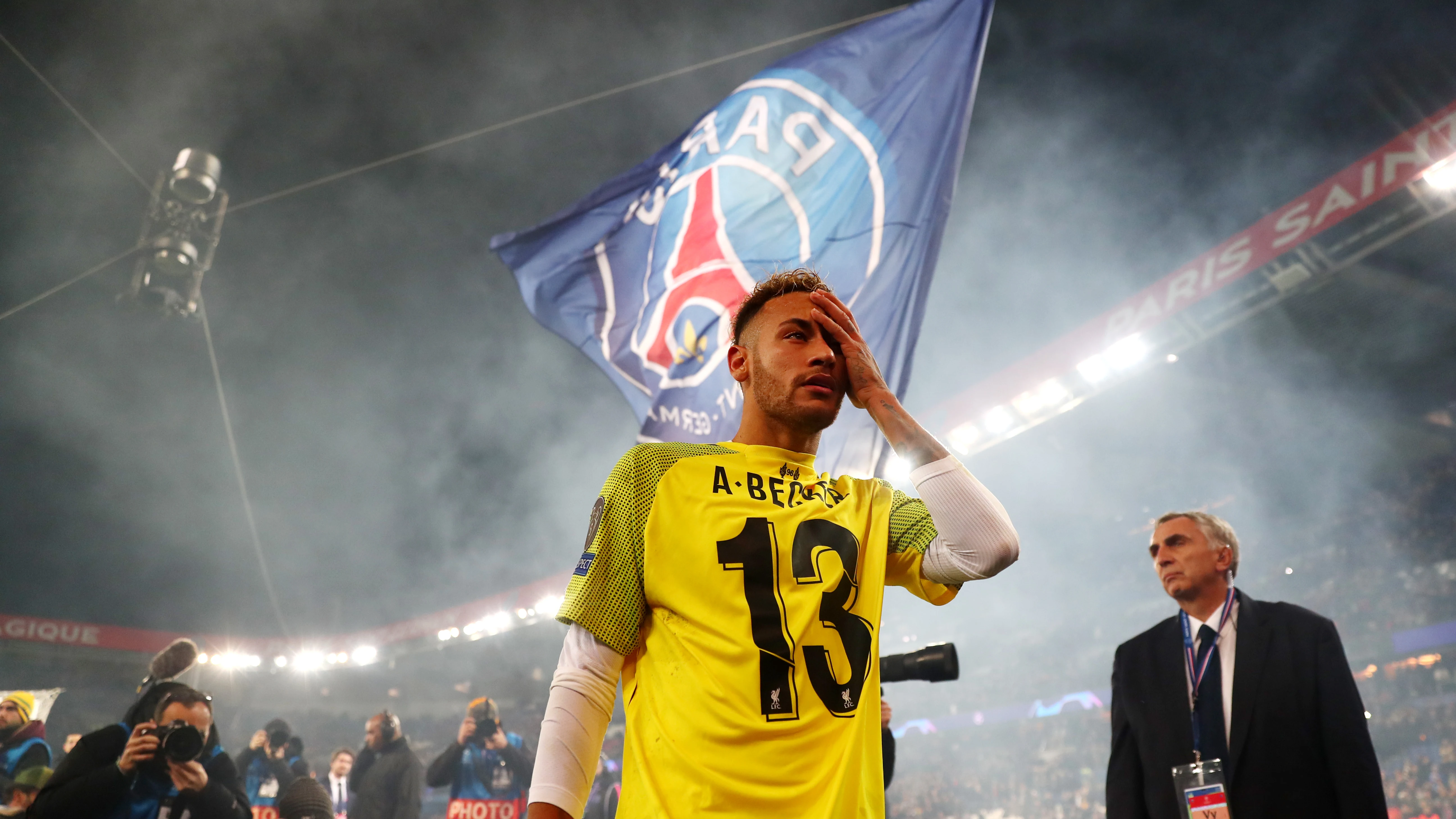 Neymar, con la camiseta del portero del Liverpool Alisson Becker