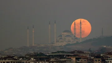 La 'Superluna de nieve' tras la mezquita de Camlica en Estambul (Turquía).