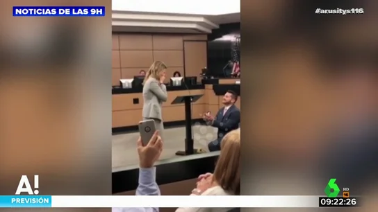 Un joven pide matrimonio a su novia en pleno Juzgado Un joven pide matrimonio a su novia en pleno Juzgado