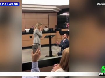 Un joven pide matrimonio a su novia en pleno Juzgado Un joven pide matrimonio a su novia en pleno Juzgado