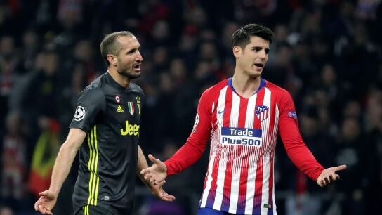 Morata y Chiellini protestan antes de la revisi&oacute;n del VAR