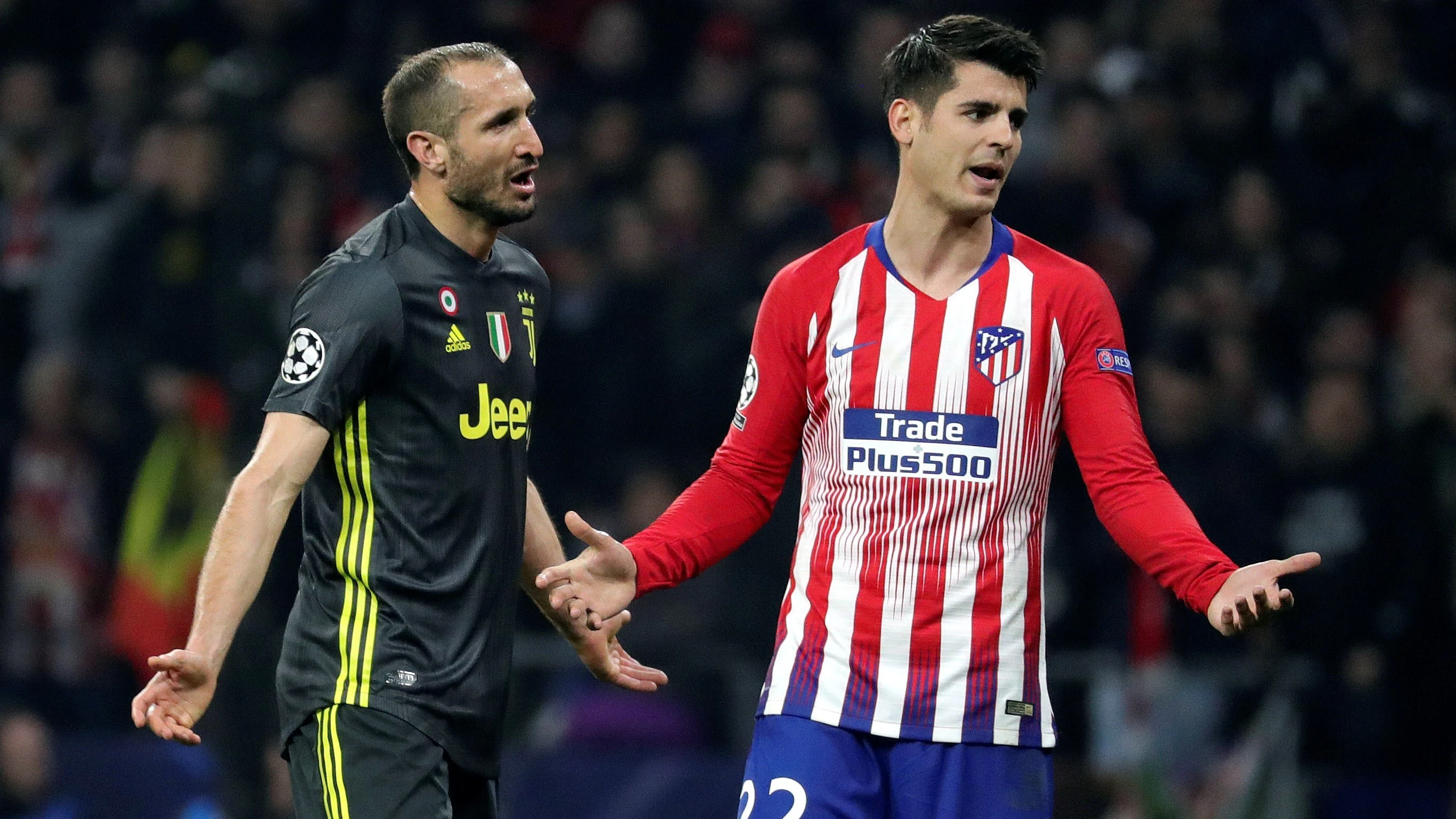 Morata y Chiellini protestan antes de la revisión del VAR Morata y Chiellini protestan antes de la revisión del VAR