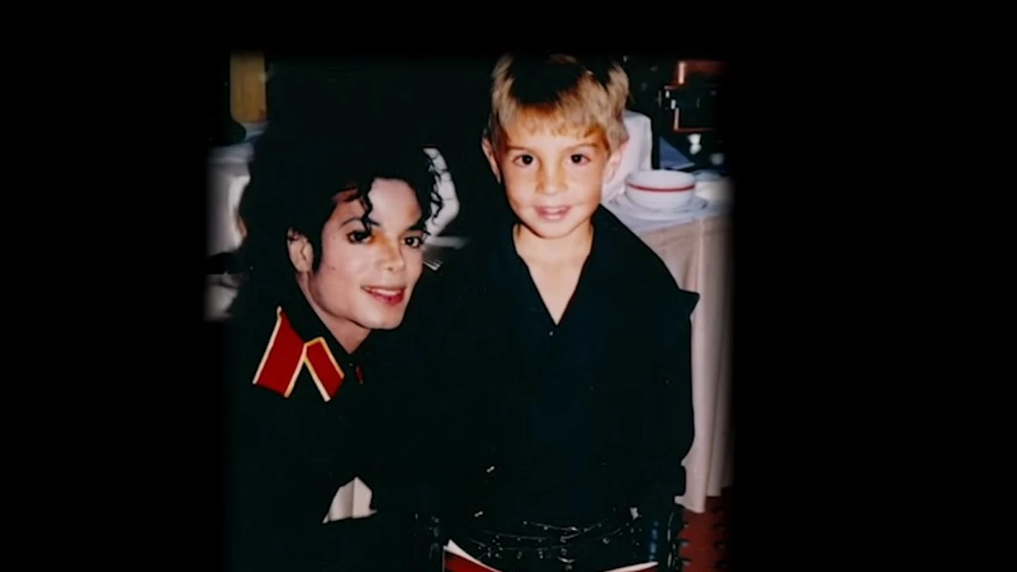 Michael Jackson junto a James Safechuck, uno de los denunciantes Michael Jackson junto a James Safechuck, uno de los denunciantes