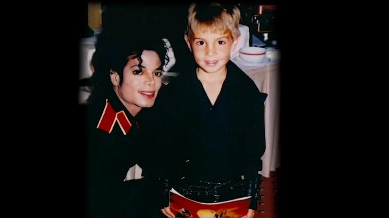 Michael Jackson junto a James Safechuck, uno de los denunciantes