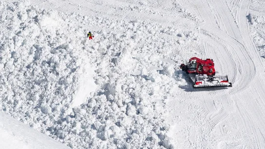 Los equipos de rescate trabajan en la búsqueda de víctimas en la estación de esquí de Crans-Montana, Suiza Los equipos de rescate trabajan en la búsqueda de víctimas en la estación de esquí de Crans-Montana, Suiza