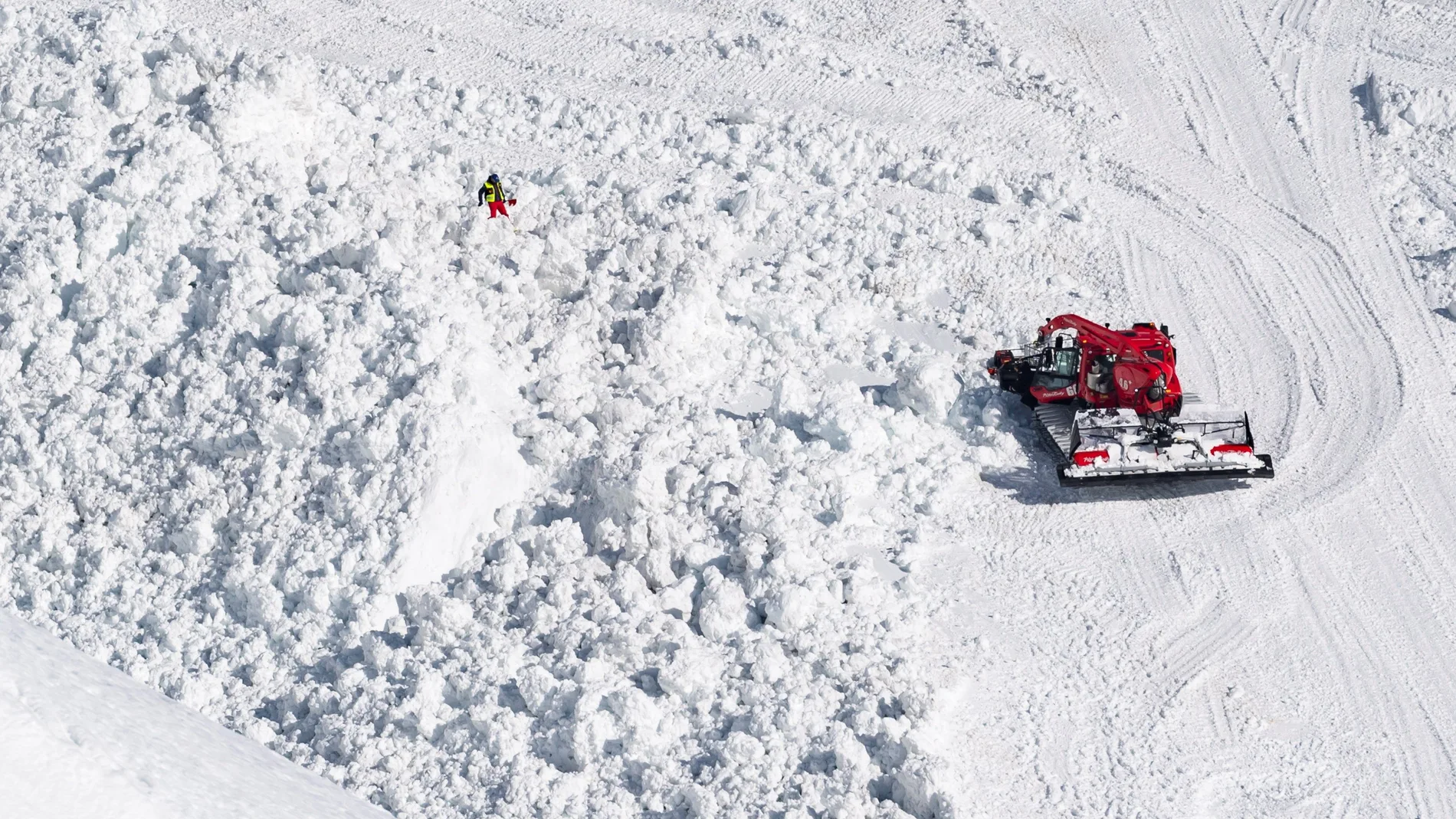 Los equipos de rescate trabajan en la búsqueda de víctimas en la estación de esquí de Crans-Montana, Suiza