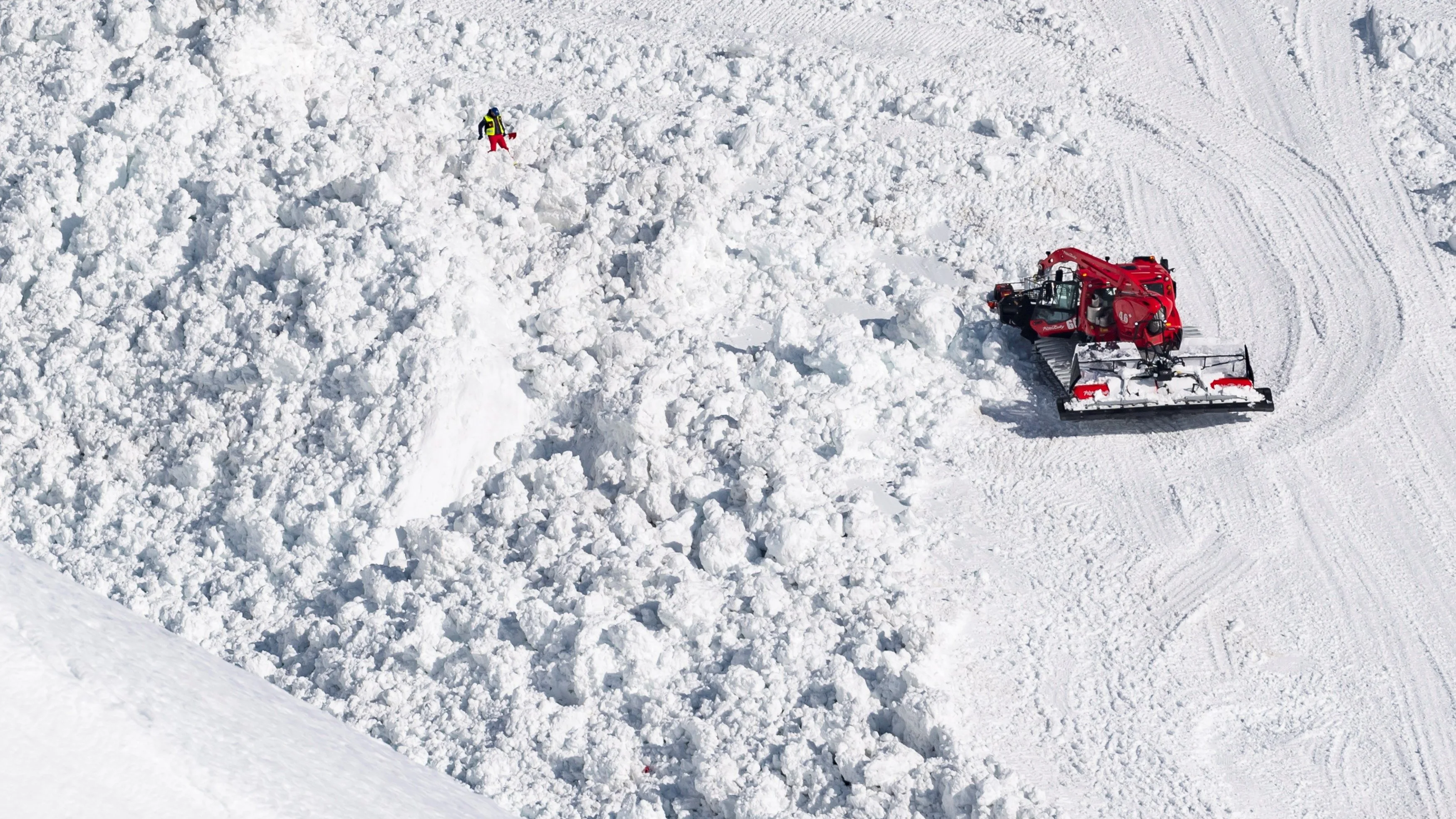 Los equipos de rescate trabajan en la búsqueda de víctimas en la estación de esquí de Crans-Montana, Suiza