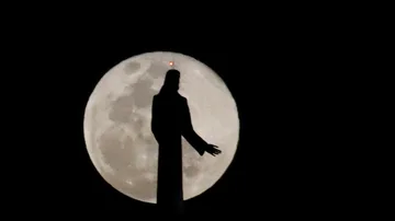 La Superluna sobre la silueta de Cristo Rey en México
