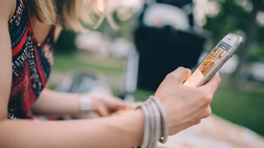 Chica usando un móvil (Archivo) Chica usando un móvil (Archivo)