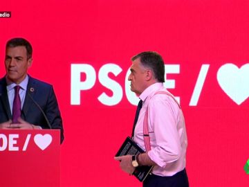 Wyoming abandona el plató de El Intermedio para intentar (hasta en tres ocasiones) que Pedro Sánchez le firme su libro Wyoming abandona el plató de El Intermedio para intentar (hasta en tres ocasiones) que Pedro Sánchez le firme su libro