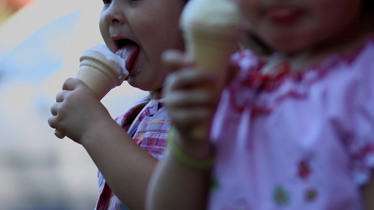 Niñas comiendo un helado (Archivo) Niñas comiendo un helado (Archivo)